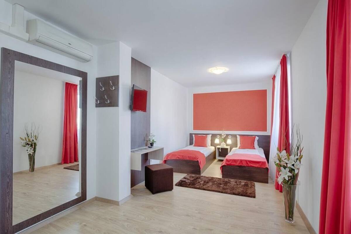 Small double or twin room | Allergiatestatut vuodevaatteet, tallelokero huoneessa, työpöytä