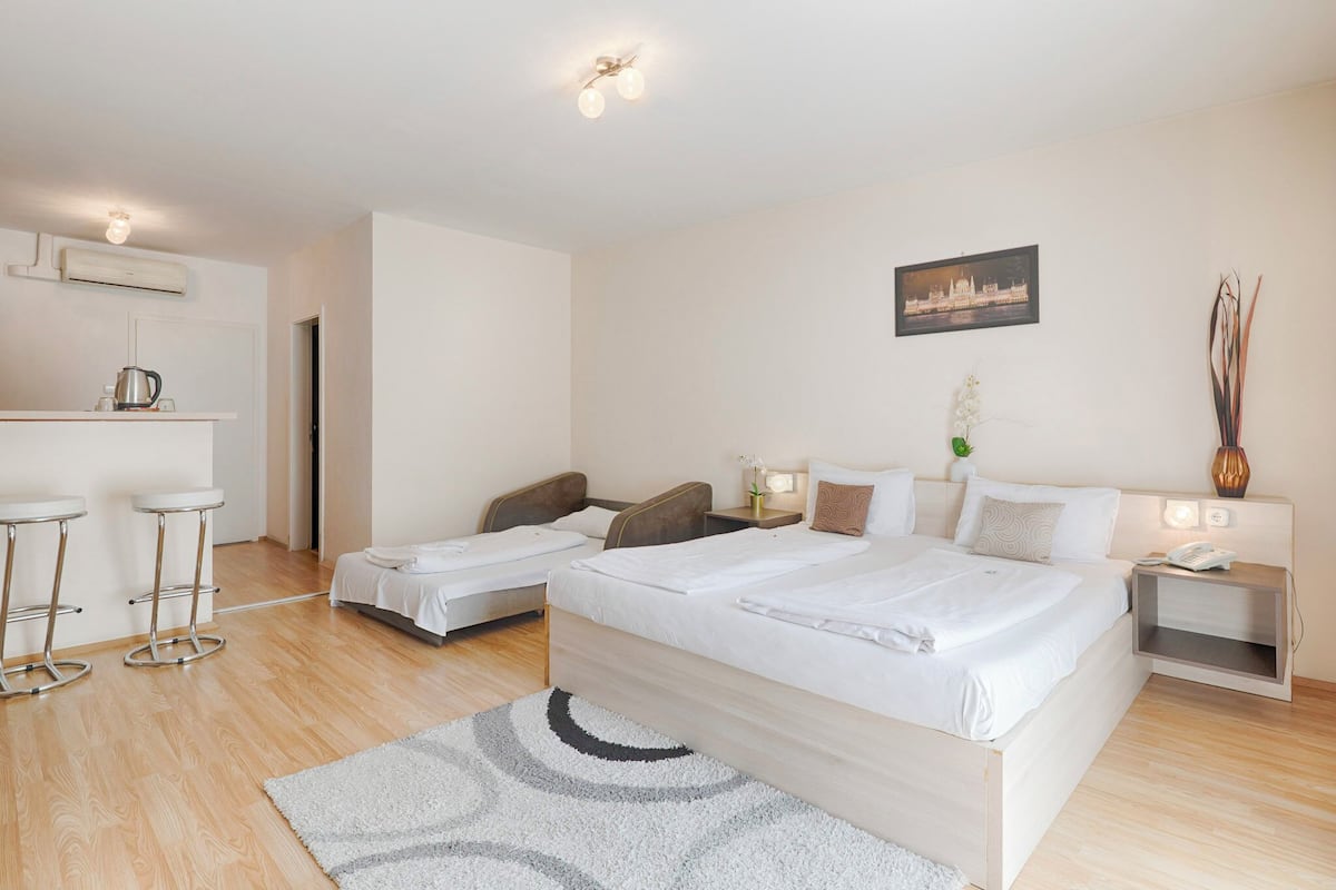 Hypo-allergenic bedding, in-room safe, desk, blackout curtains