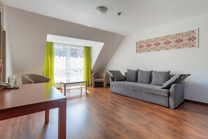 Hypo-allergenic bedding, in-room safe, desk, blackout curtains - Triple M Hotel (Budapest)