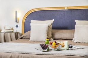 Minibar, escritorio, tabla de planchar con plancha y wifi 