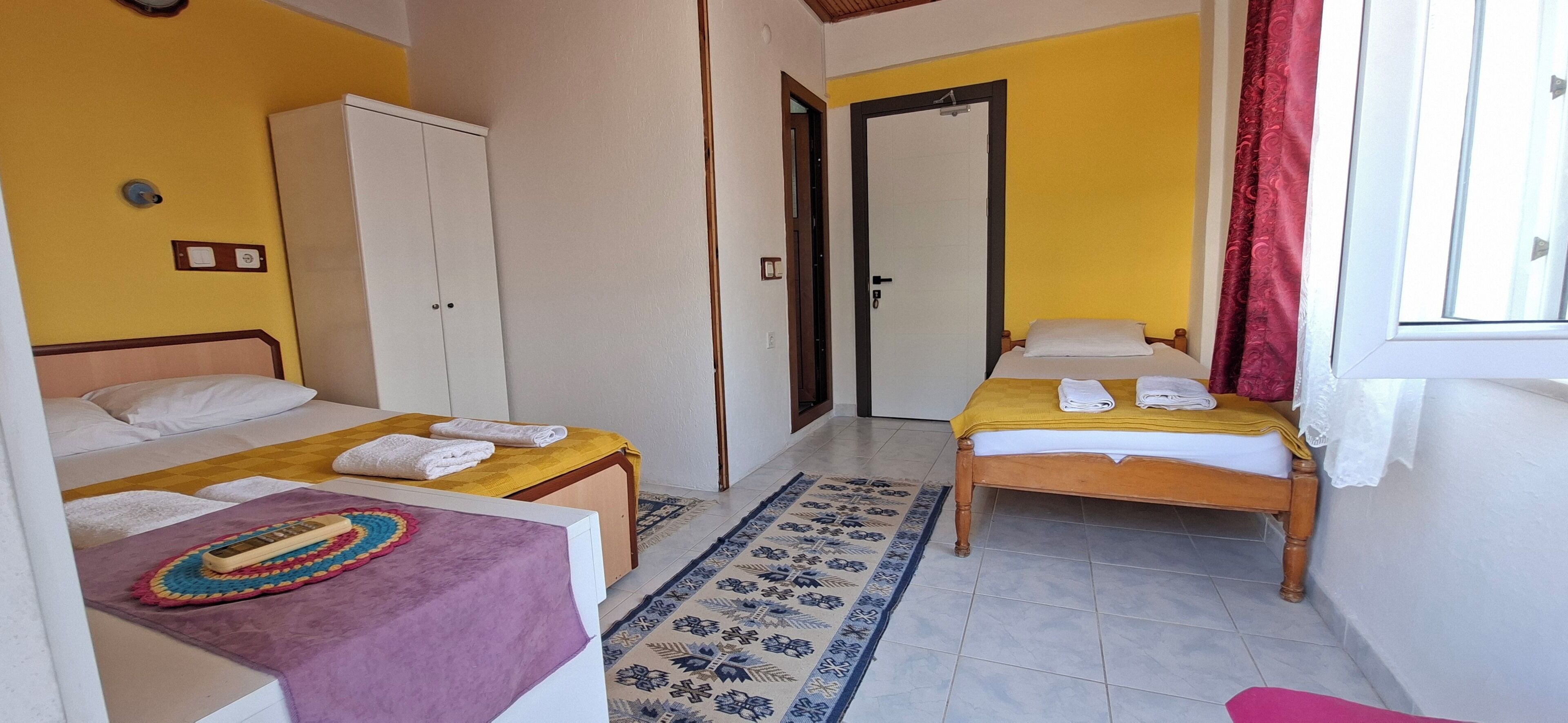 Basic Triple Room | In-room safe, desk, free WiFi