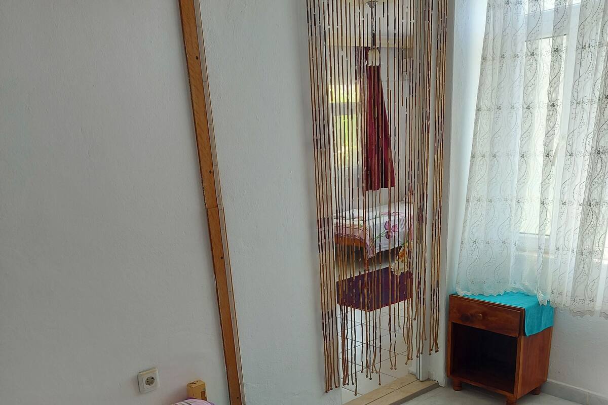 Habitación cuádruple familiar, 2 habitaciones | Caja fuerte, escritorio, wifi gratis