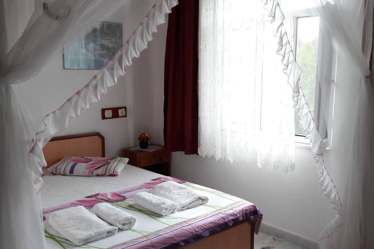 in-room safe, desk, free wifi