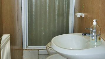 Dusche, kostenlose Toilettenartikel, Haartrockner, Handtücher