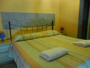 Double Room, Private Bathroom | Egyptian cotton sheets, premium bedding, down comforters, desk - A Casa di Max (Rome)
