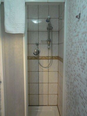 Double Room, Private Bathroom | Bathroom shower - A Casa di Max (Rome)