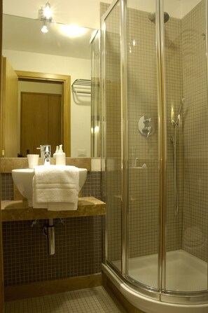 Shower, rainfall showerhead, free toiletries, hair dryer - Domus Cavour Guest house (Rome)