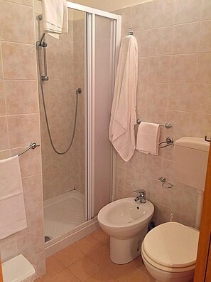 Vierbettzimmer | Badezimmer | Dusche, Haartrockner, Handtücher