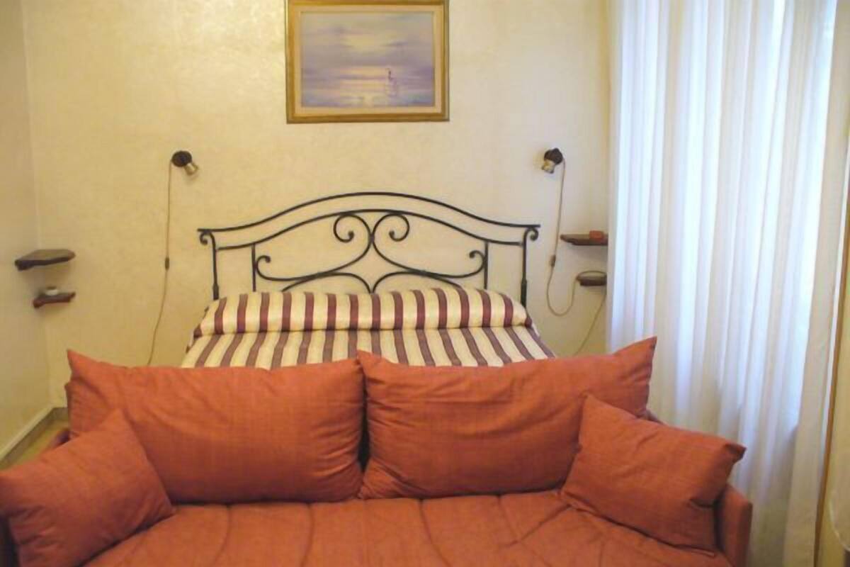 Double Room | 1 bedroom, desk, iron/ironing board, rollaway beds (surcharge)