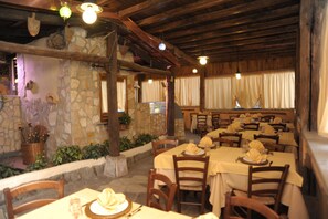 2 restaurants; ze serveren er ontbijt, lunch en diner 