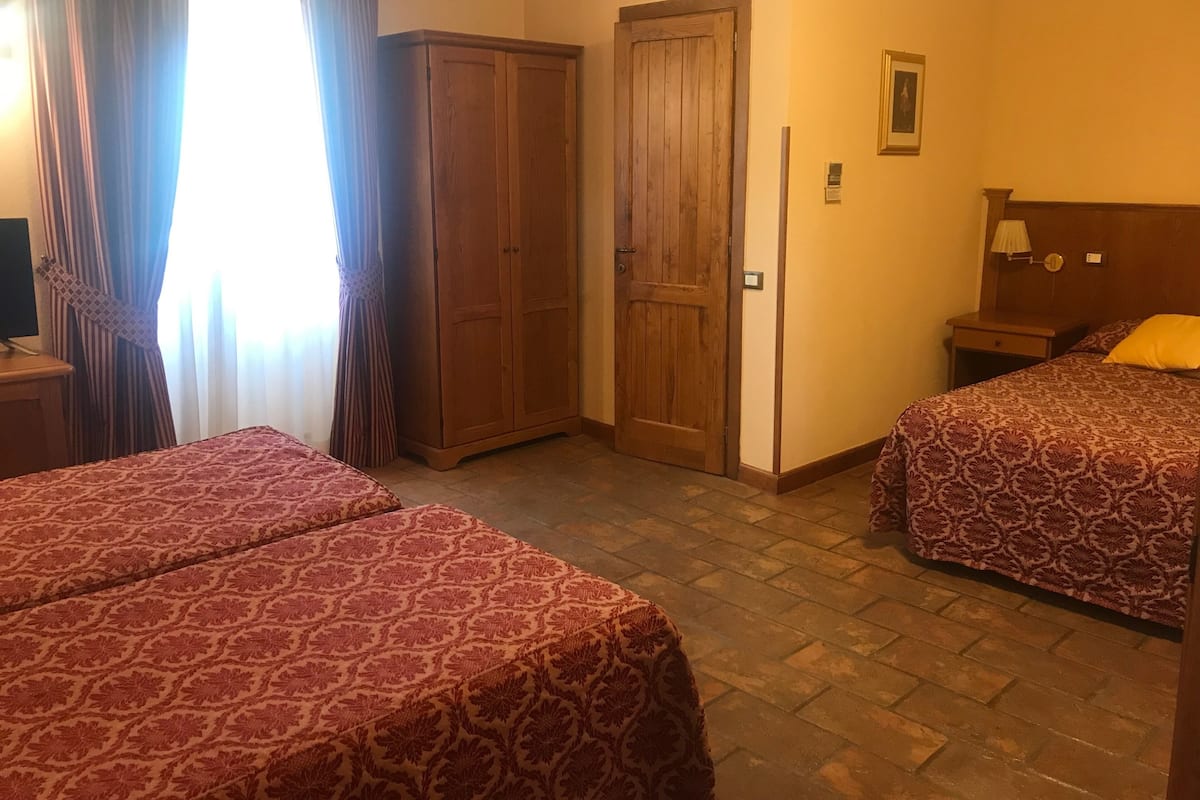 Comfort-Vierbettzimmer, 1 Schlafzimmer | Minibar, Zimmersafe, Schreibtisch, laptopgeeigneter Arbeitsplatz