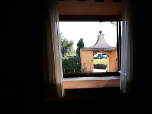 Einzelzimmer | Minibar, Zimmersafe, Schreibtisch, laptopgeeigneter Arbeitsplatz