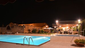 Outdoor pool, open 10:00 AM to 6:00 PM, pool umbrellas, sun loungers - Casale della Certosa (Rome)