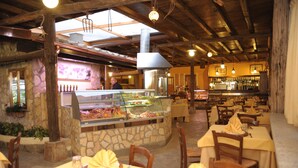 2 restaurants; breakfast, lunch, and dinner served - Casale della Certosa (Rome)