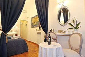 Premium bedding, down duvets, desk, blackout curtains - Liberty Rome Suites (Rome)