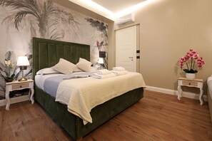 Habitació | Roba de llit d'alta qualitat, cobrellits, escriptori i cortines opaques 