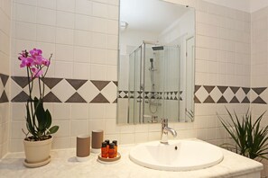 Douche, douche cascade, articles de toilette (gratuits)