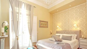 Flat-screen TV - Liberty Rome Suites (Rome)