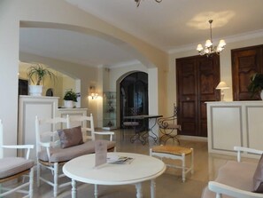 Coin salon dans le hall