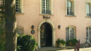 Facciata di un hotel con un cartello che riporta la scritta 'Hotel Los Cuervos'.