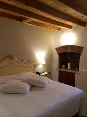 Classic Double or Twin Room | 1 bedroom, minibar, in-room safe, free cots/infant beds - Ca' Fontanea (Venice)