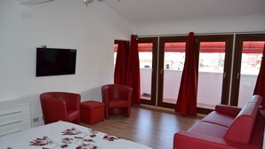 In-room safe, desk, iron/ironing board (on request), cots/infant beds - Suite in Venice Ai Carmini (Venice)