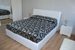 Familie suite | Een kluis op de kamer, een bureau, een strijkplank/strijkijzer