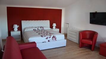 Suite Superior, 1 camera da letto, terrazzo | Una cassaforte in camera, una scrivania, ferro/asse da stiro