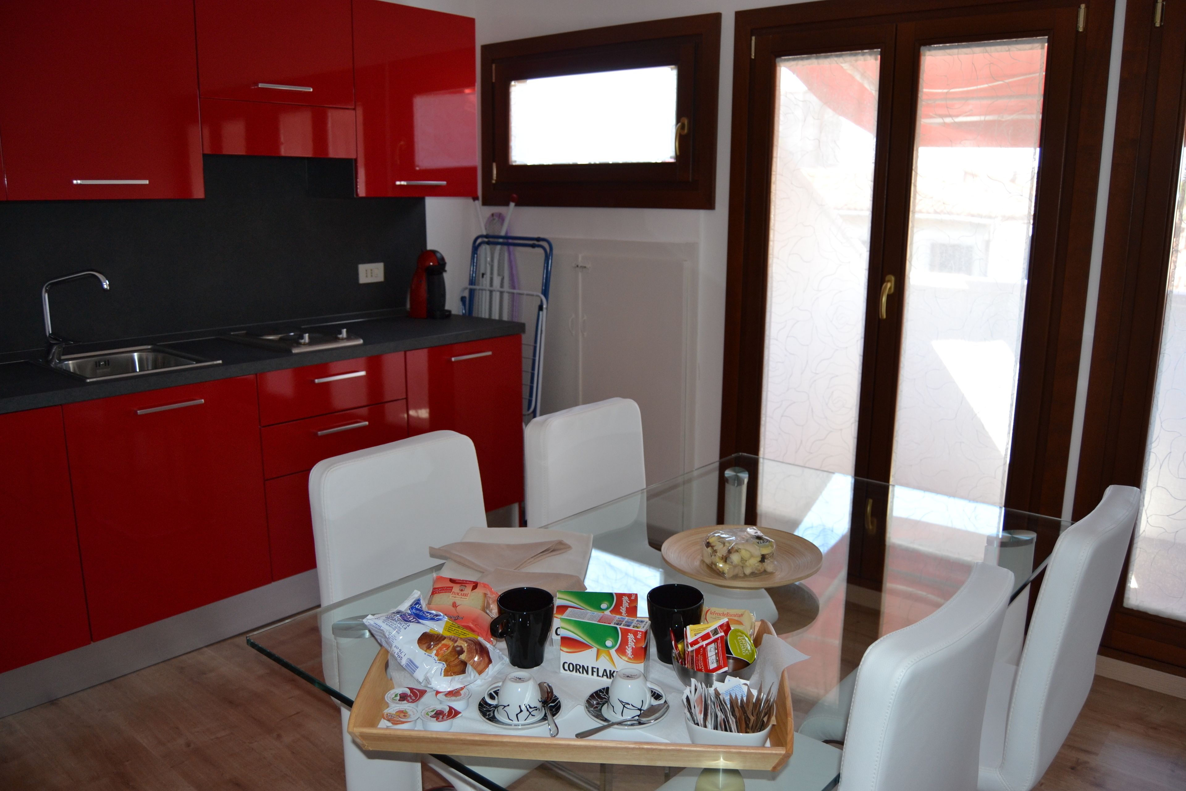 Superior-Suite, 1 Schlafzimmer, Terrasse | Essbereich im Zimmer