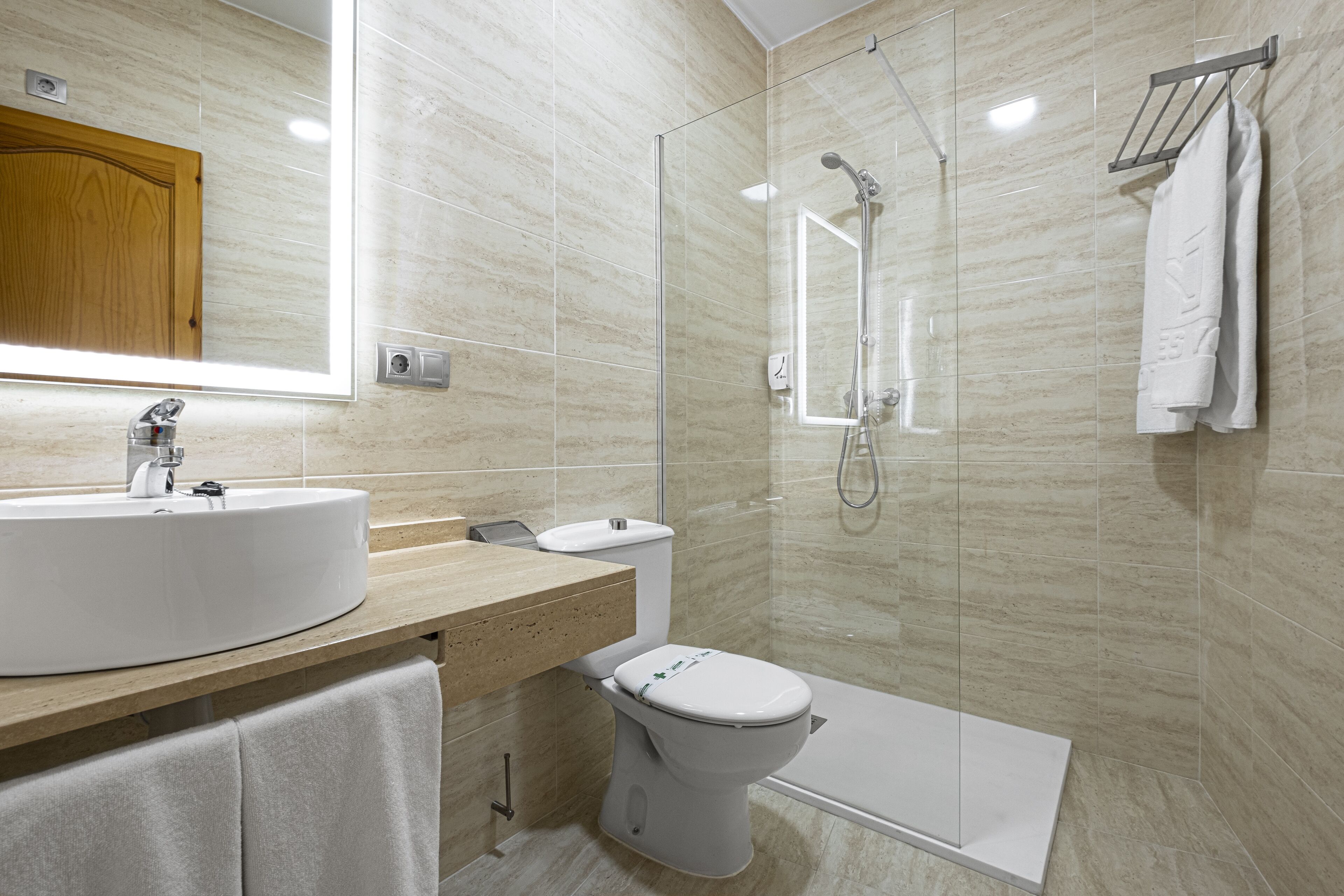 Hårtørrer, bidet, håndklæder