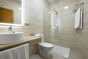 Secador de pelo, bidet, toallas
