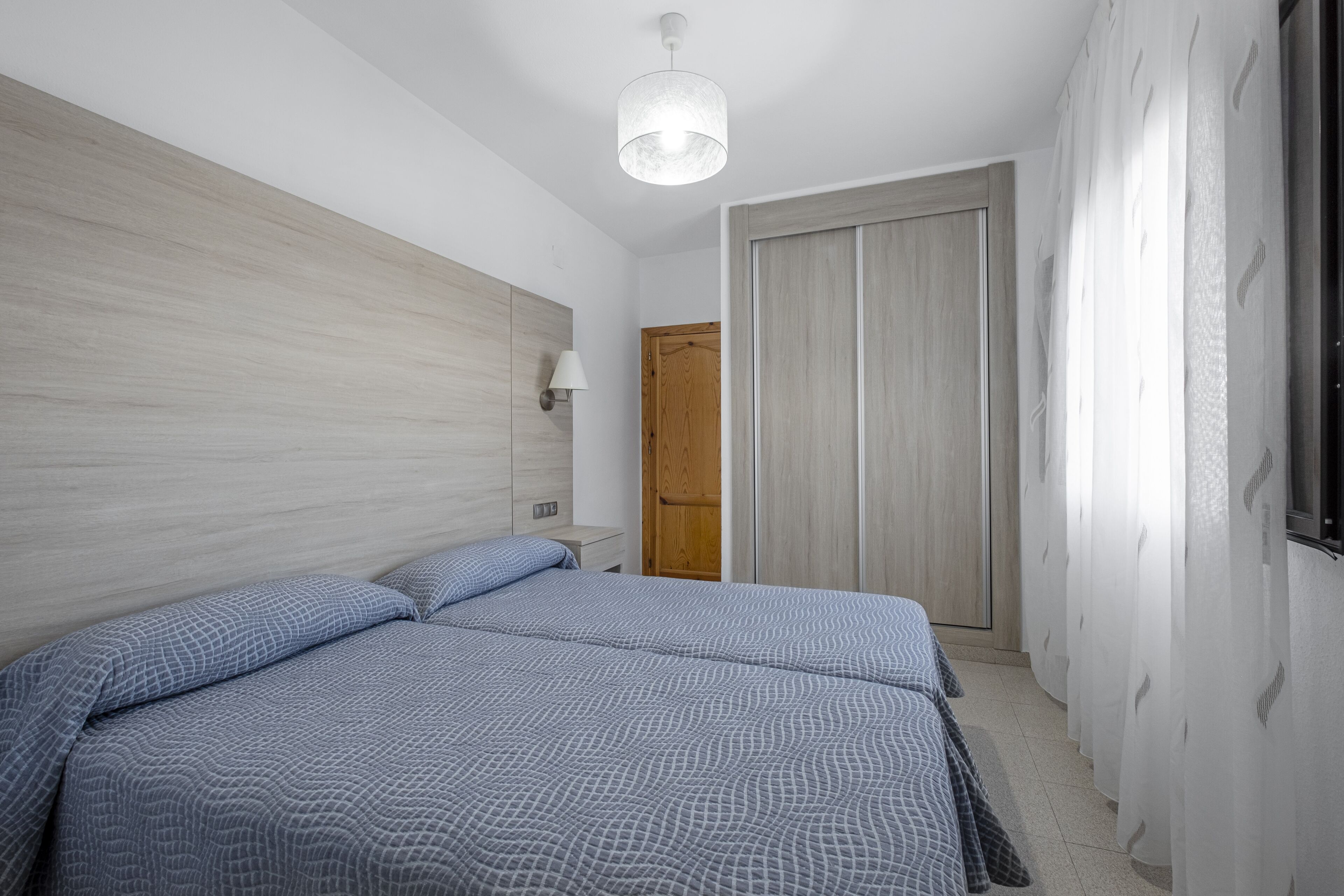 1 kamar tidur, meja kerja, dan setrika/meja setrika