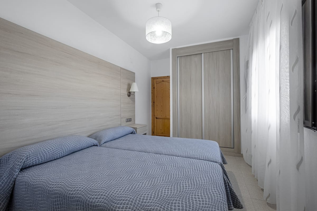 1 quarto, escrivaninha, ferros/tábuas de passar roupa