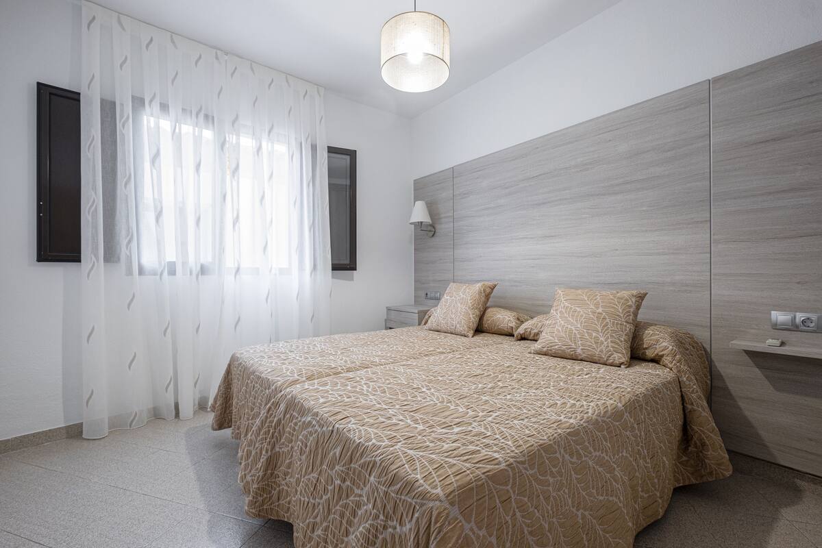 1 quarto, escrivaninha, ferros/tábuas de passar roupa
