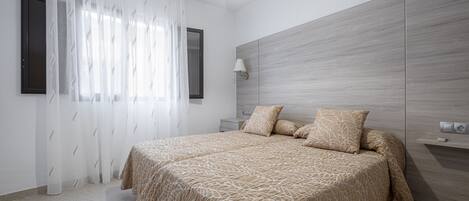 1 bedroom, desk, iron/ironing board, cribs/infant beds