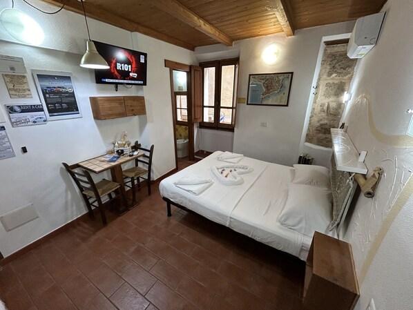 Studio | Bathroom | Shower, free toiletries, hair dryer, bidet