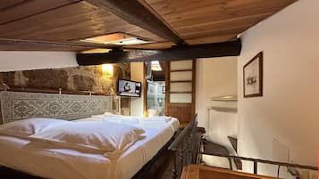 Studio | Hypo-allergenic bedding, free minibar, desk, blackout curtains