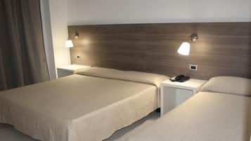 Dreibettzimmer | Zimmersafe, Schreibtisch, kostenloses WLAN