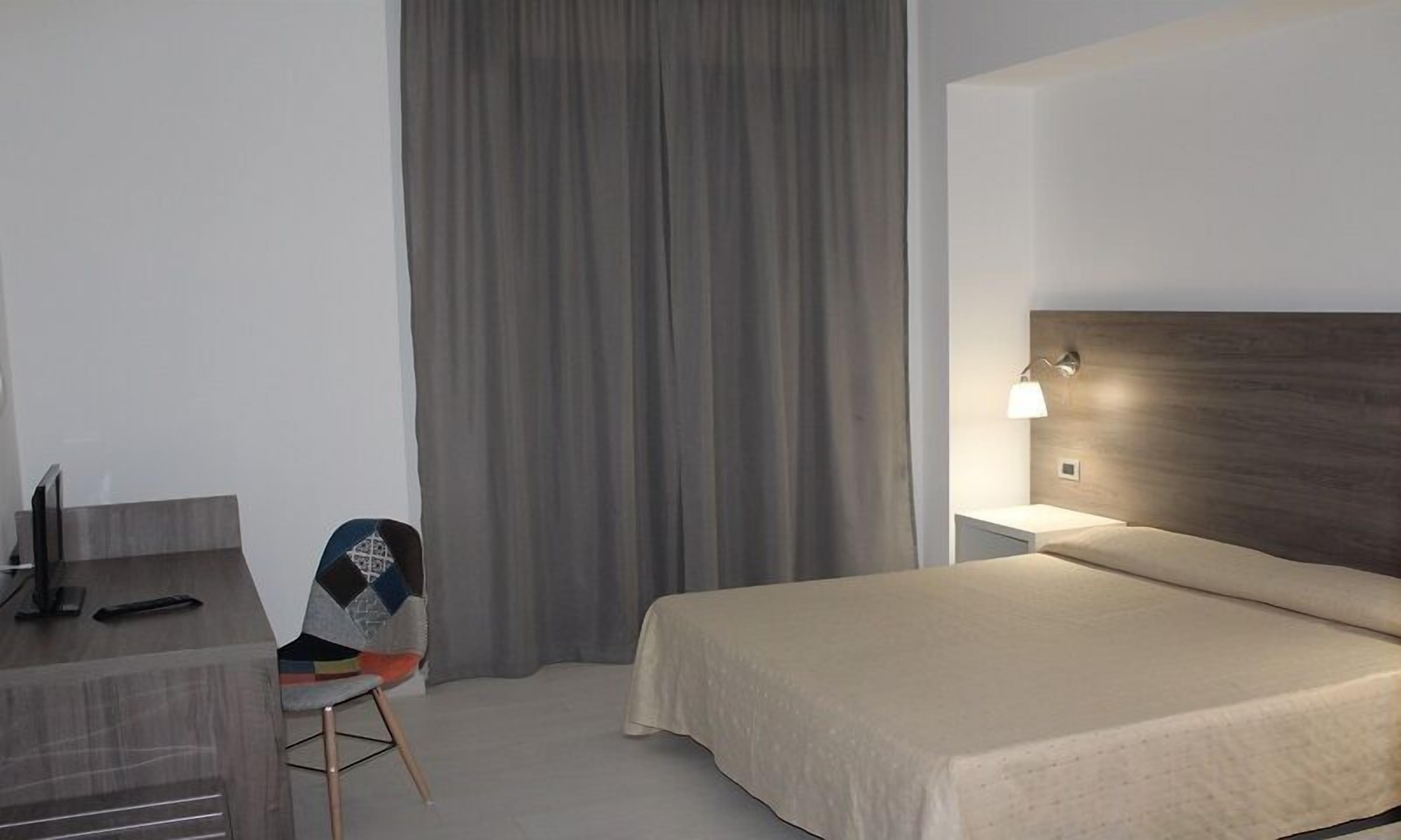 in-room safe, desk, free wifi