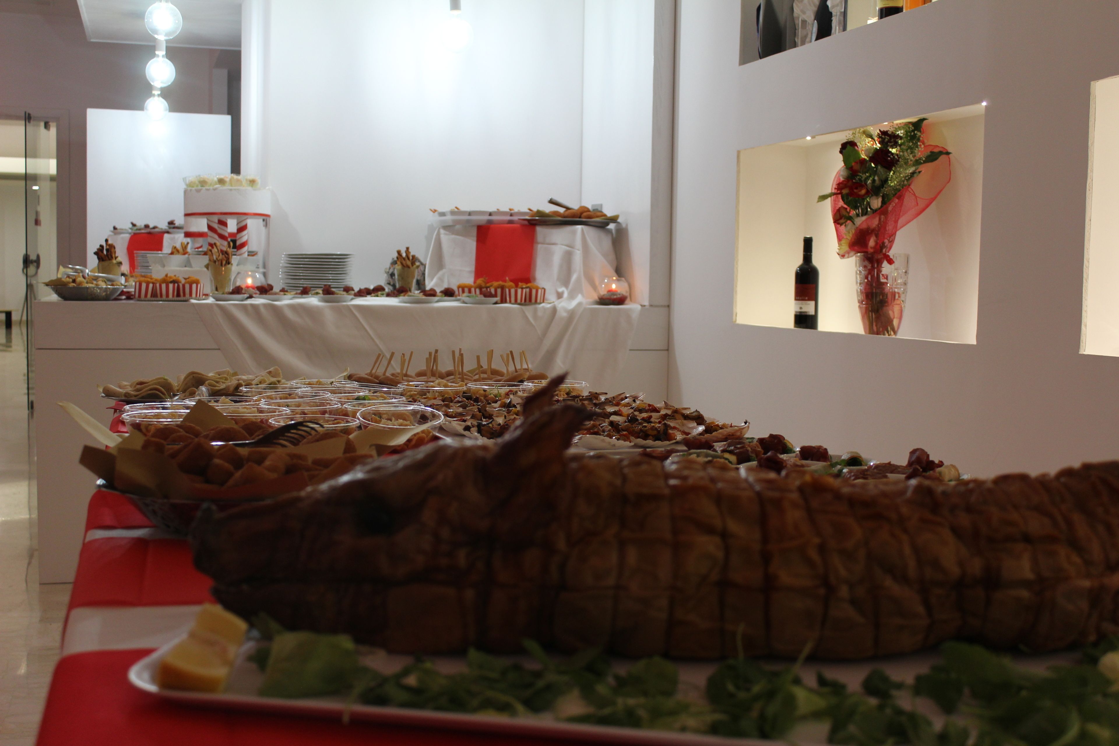 Una mesa de buffet con diversas opciones de comida y un pastel.