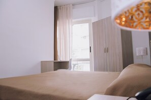 Chuveiro, produtos de toalete grátis, secador de cabelo, bidê