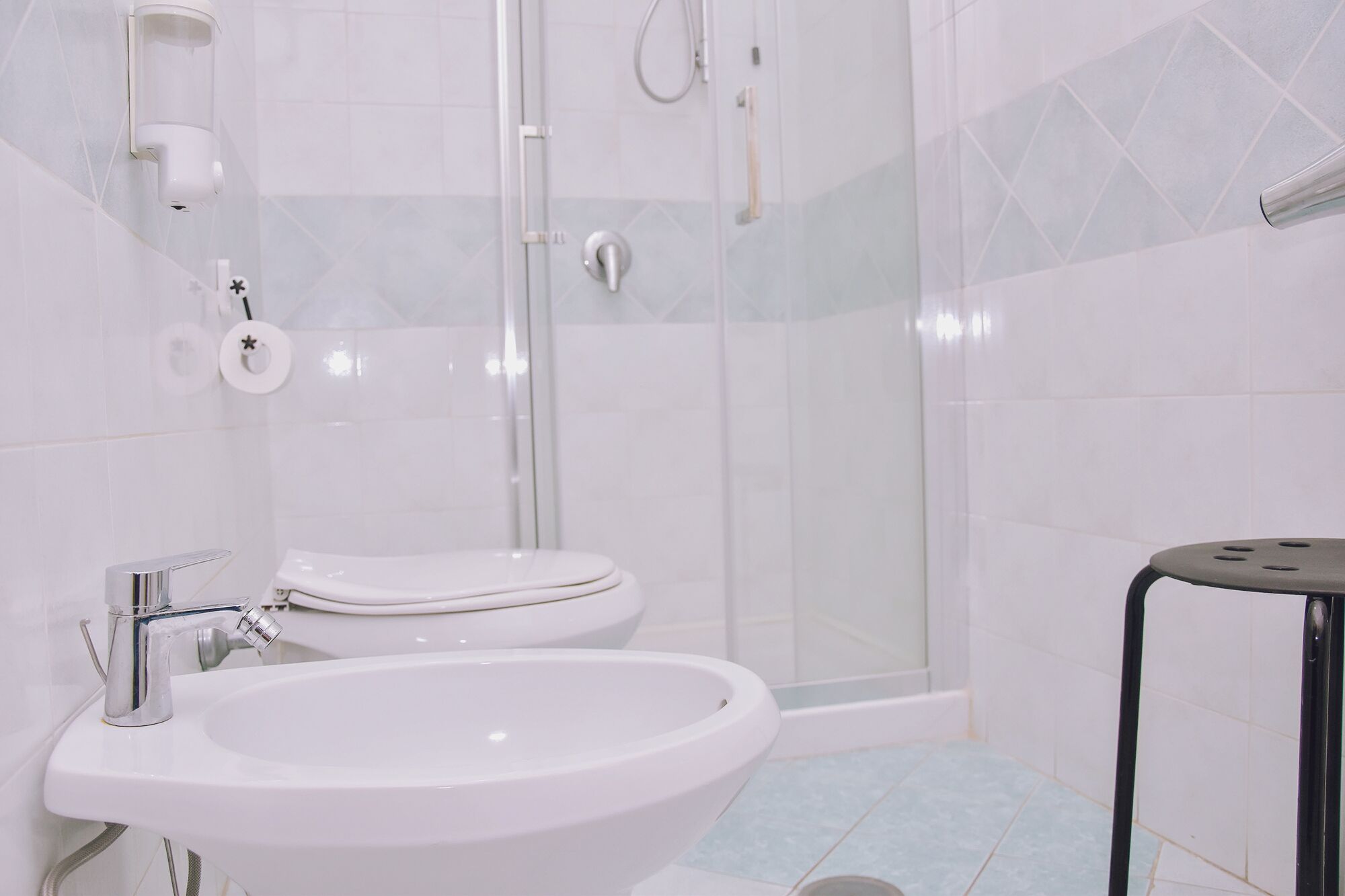 Doccia, set di cortesia gratuito, asciugacapelli, bidet