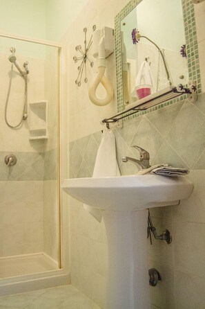 Quarto triplo (with internal private bathroom) | Banheiro | Chuveiro, produtos de toalete grátis, secador de cabelo, bidê