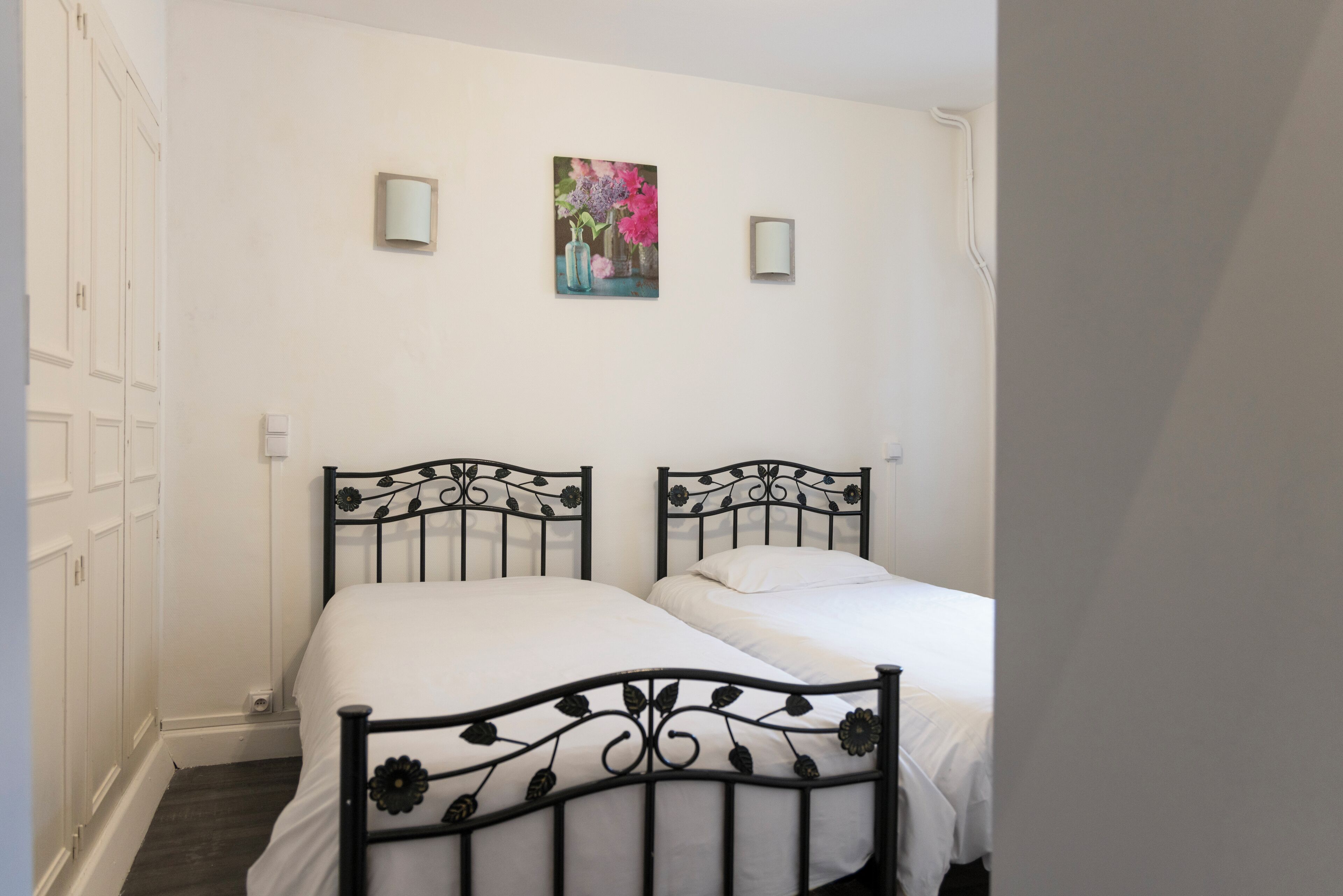 Camera Standard, 2 letti singoli, bagno privato | Biancheria da letto di alta qualità, una cassaforte in camera