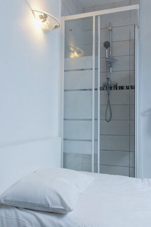 Shower, rainfall showerhead - Hôtel du Bellay (Blois)