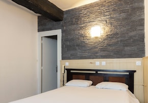Habitación doble, baño privado | Ropa de cama de alta calidad, caja fuerte, escritorio
