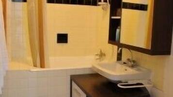 Shower, rainfall showerhead