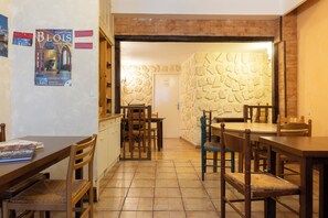 Breakfast buffet - Hôtel du Bellay (Blois)