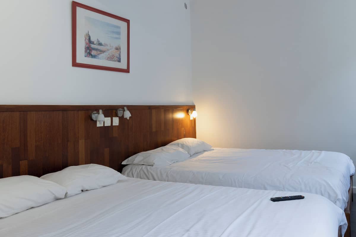 Fyrbäddsrum - privat badrum | Sängtillbehör av högsta kvalitet och värdeförvaringsskåp på rummet