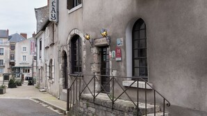 A building with a sign reading "Hotel du Bec Fleay" and a restaurant sign. - Hôtel du Bellay (Blois)
